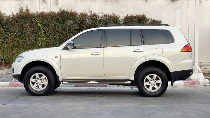 Mitsubishi Pajero Sport สีขาว ปี 2011 6