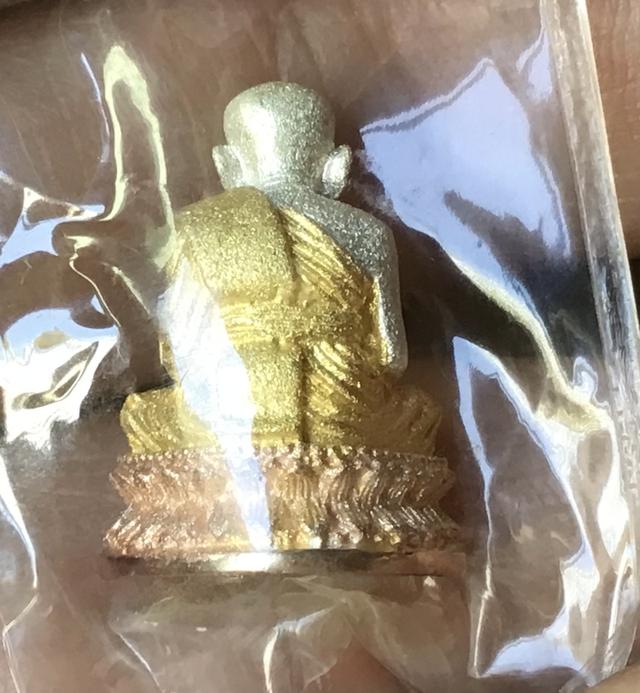 สมเด็จหลวงปู่ทวดวัดช้างให้ รูปหล่อลอยองค์เนื้อเงินสามกษัตริย์ รุ่นเฉลิมพระเกียรติหลังมวก ปี2544 2