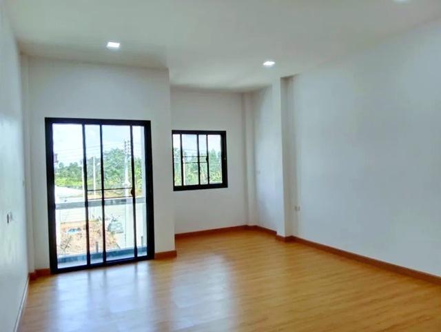 ให้เช่าอาคารพาณิชย์ 2 ชั้น โลตัส นางรอง 4.4 กม. ติดถนนใหญ่ เหมาะกับร้านค้า สำนักงาน คลีนิค 2 นอน 3 น้ำ รพ.นางรอง 2.4 กม.