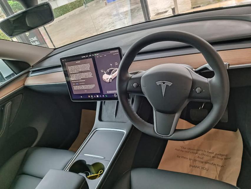 Tesla Model Y สีขาว 6