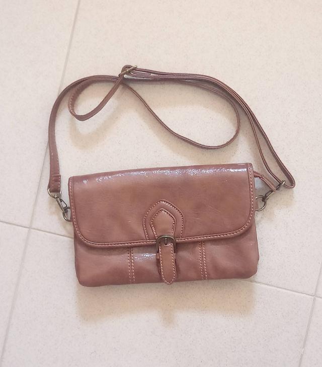 BEAMS กป.สะพายหนัง pu ขนาดกำลังดี สีน้ำตาลสวย แยกเป็นช่องได้ถึง 5 ช่อง สภาพดีมาก ยังดูใหม่ๆ เหมือนไม่ผ่านการใช้งาน