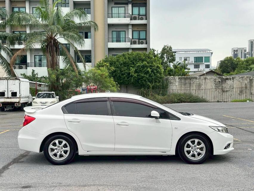 Honda Civic FB 1.8 S เกียร์ Auto สีขาว ปี 2013 7