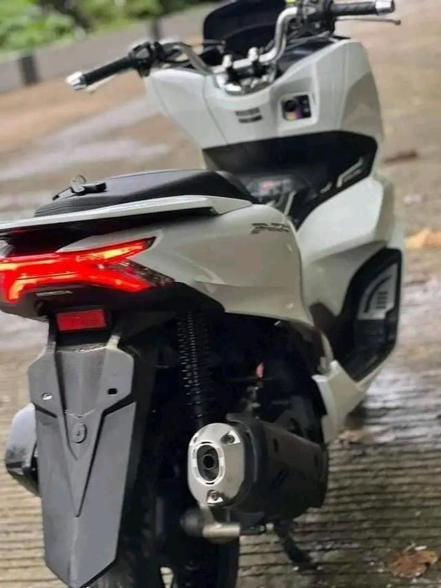 Honda PCX สีขาว 3