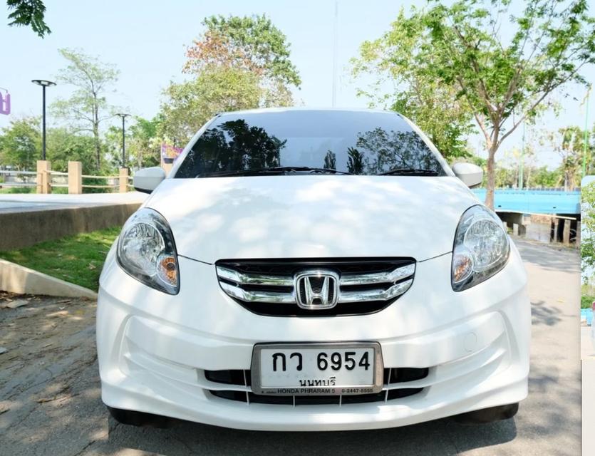 Honda Brio สีขาวมุก เบาะหนังสีดำ เกียร์ออโต้ 2