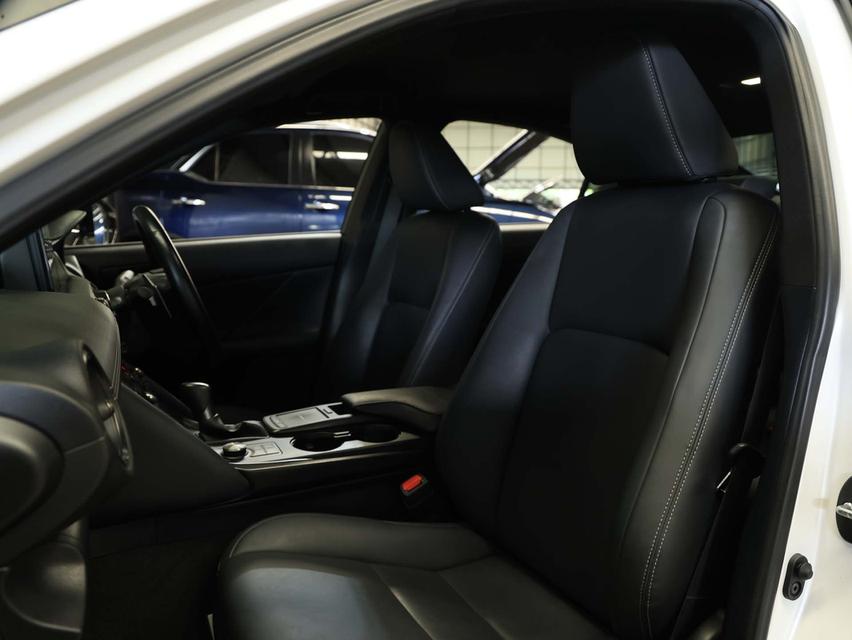 2023 Lexus IS300h 2.5 (ปี 13-26) Luxury Sedan AT B4304 รูปที่ 15