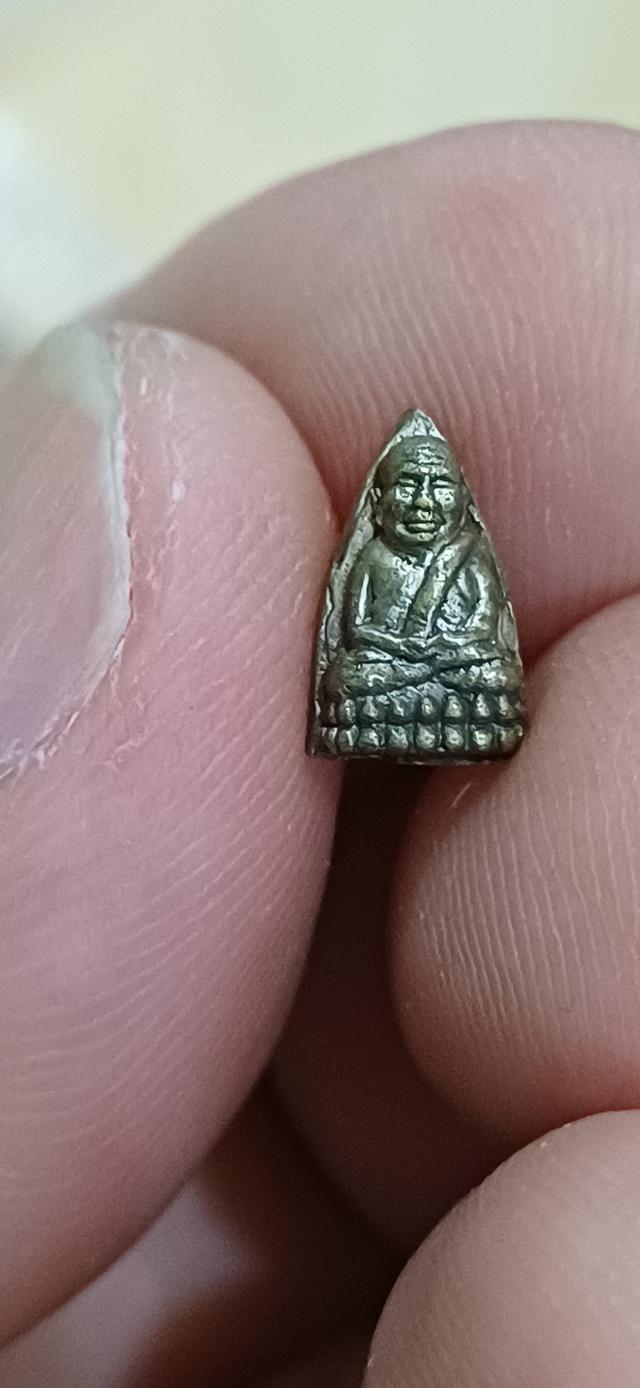 หลวงปู่ทวด พิมพ์เตารีดจิ๋ว รุ่นกำนันชูชาติ วัดช้างให้ ซึ่งด้านหลังองค์พระมีโค้ด "ก.ชูชาติ"