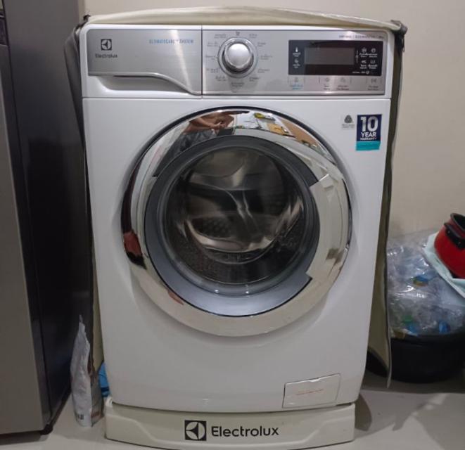 เครื่องซักผ้า Electrolux สีขาว