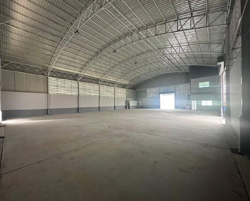 ให้เช่าโกดัง พร้อมสำนักงาน พื้นที่ใช้สอย 966 ตารางเมตร บนที่ดิน 500 ตารางวา / ทำเลอยู่ในซอย อบต หน้าไม้ / ห่างแยกนพวงศ์ 2 กิโลเมตร ลาดหลุมแก้ว 10