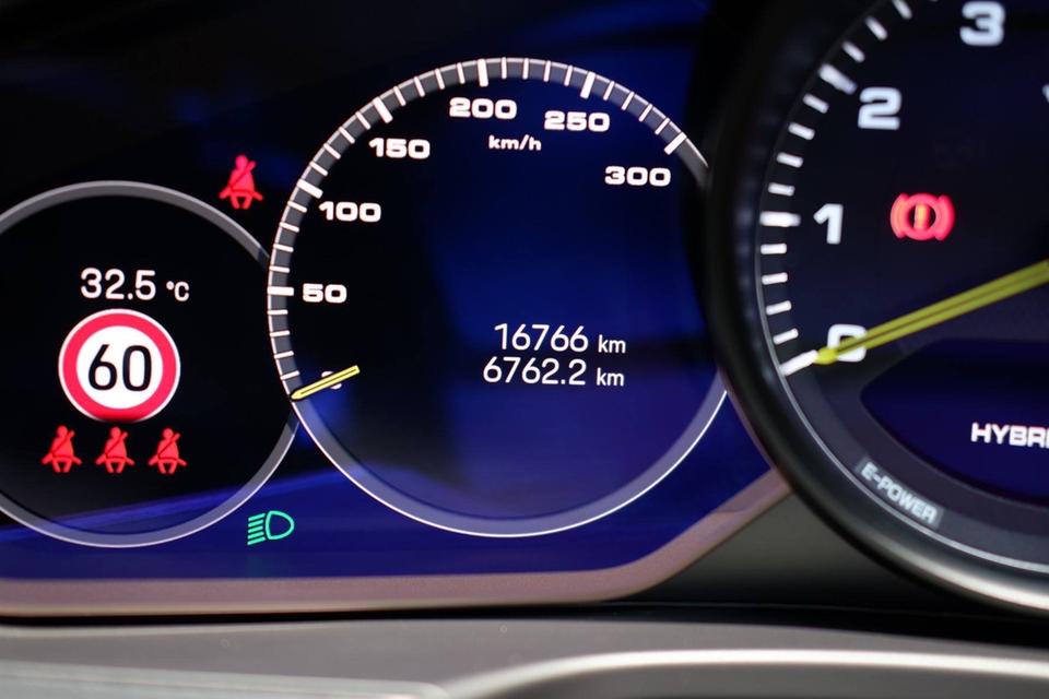 Porsche Panamera 4 E-Hybrid PlatinumEdition 2023$ ราคาพิเศษเพียง 5,690,000 บาท เท่านั้น!•เลขไมล์เพียง 16,xxx KM รูปที่ 17