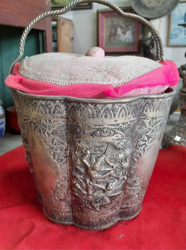 ถังกาน้ำชาเงินเก่า ถังใส่กาน้ำชาโบราณ เนื้อเงิน ลายรามเกียรติ์ ทรง8เหลี่ยม มีหูหิ้ว