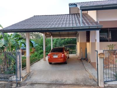 บ้านเดี่ยวบนเขา 54 ตรว. 2 ห้อนนอนใหญ่ 4x4 เมตร พร้อมโรงจอดรถเล็กได้ 2 คัน มีรั้วรอบขอบชิด มีมุ้งลวด เหล็กดัด ผ้าม่าน แอร์ เครื่อวทำน้ำอุ่น ครัว 11