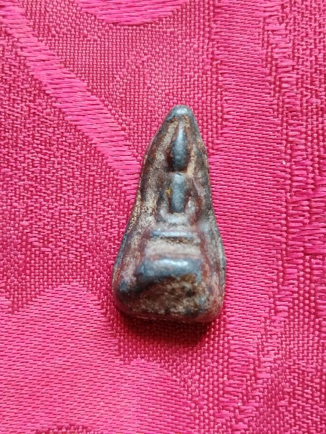 พระรอดกรุหนองมนเนื้อตะกั่วสนิมแดง