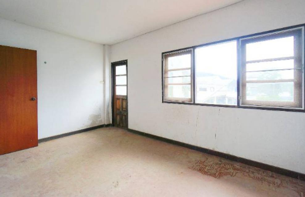 ขาย ทาวน์โฮม 2 ชั้น บ้านสวนสุทธิดา คลองห้า ราคาเพียงหลักแสน 110 ตรม 18 ตรว 2 ห้องนอน ทำเลดีใกล้ถนนใหญ่ รีโนเวทอยู่เองก็ด 5