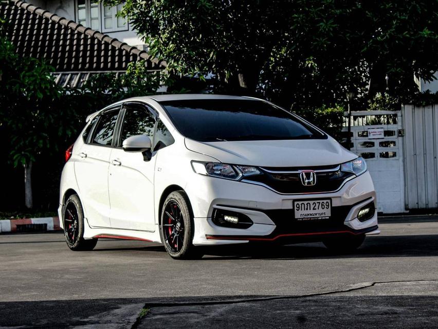 HONDA JAZZ 1.5 i-VTEC V+ ปี 2020( โฉม ปี 14-ปัจจุบัน) เกียร์ AUTO สีขาว รถสวยพร้อมใช้งาน เครื่องยนต์เบนซิน ไมล์แท้เพียง 71,989 km. 3