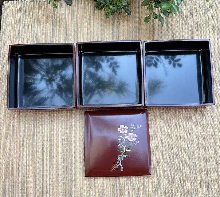 กล่องเบนโตะ 3 ชั้น พร้อมฝาปิด สีแดงวาดลายช่อดอกไม้ งานวาดมือญี่ปุ่น รูปย่อยที่ 4