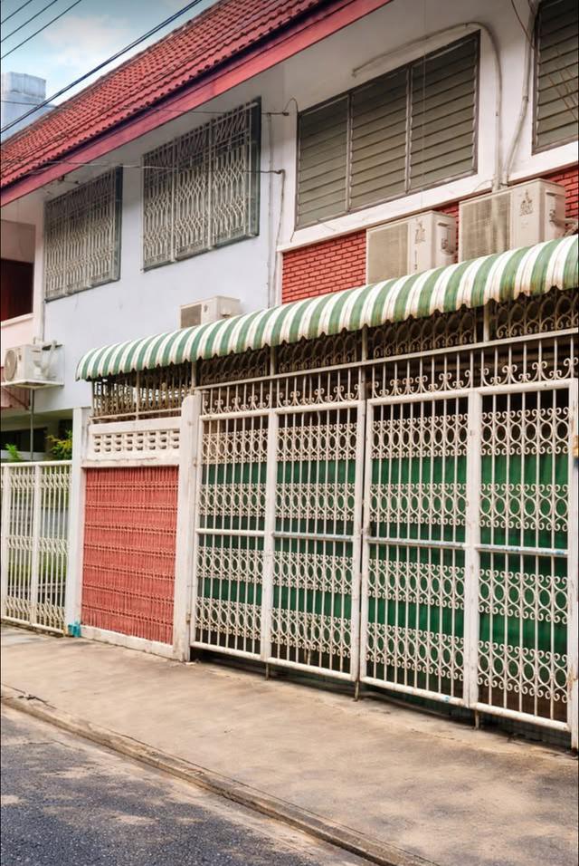 🔥 ให้เช่าทาวน์เฮ้าส์สุดพรีเมียม ใจกลางรัชดา-พระราม 9 🔥  💰 ราคาเช่า 40,000บาท เฟอร์นิเจอร์ครบพร้อมอยู่ เช่น อ่างอาบน้ำ ซิงค์ โทรทัศน์ ตู้เย็น 1