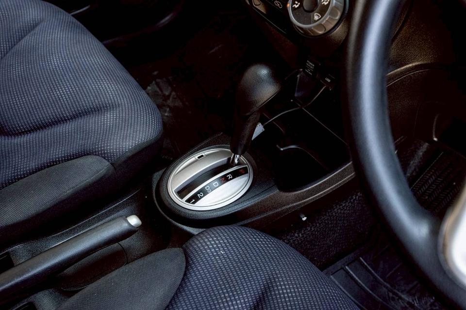 Honda Jazz 1.5S ปี 2014 สีเทา เกียร์ออโต้ มือเดียวป้ายแดง 16