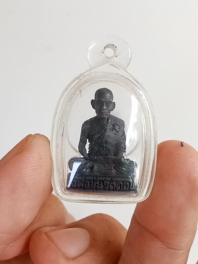 รูปหล่อก้นอุดกริ่งที่ระลึกครบรอบ100ปีเนื้อรมดำหลวงพ่อมุ่ยวัดดอนไร่ปี2532พร้อมเลี่ยมกันนํ้า