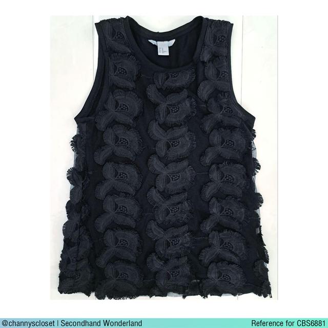 USED H&M - Black Embroidered Floral Top | เสื้อแขนกุดสีดำ เสื้อครอป ลายดอก ลายนูน ทรงใหญ่ สีพื้น สายฝอ แท้ มือสอง 1