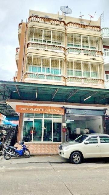 รวมค่าไฟน้ำ แอร์ เครื่องใช้สำนักงาน รร.เลิศหล้านานาชาติ 1.8 กม. พื้นที่สำนักงานชั้น 1 อาคารพาณิชย์ 4 ชั้น หลังมุม 128 ตร 6
