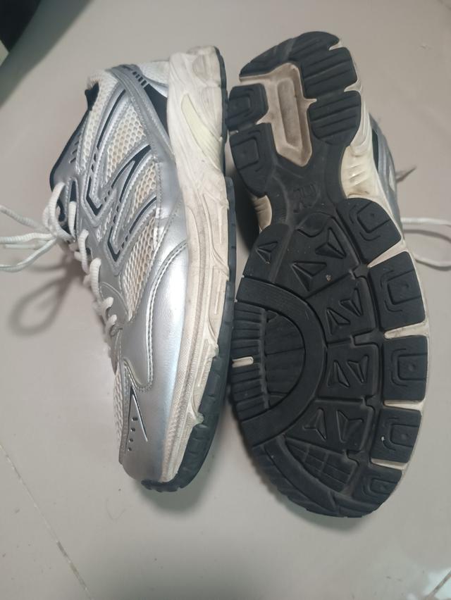 รองเท้าผ้าใบมือสอง Carmel