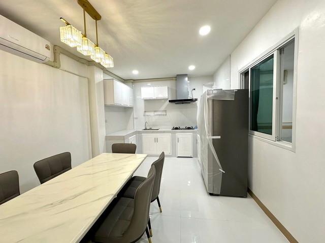 ทาวน์โฮมหมู่บ้านอยู่เจริญ รัชดาภิเษก ห้วยขวาง 5 ห้องนอน 2 ห้องน้ำ บ้านใหม่ ครื่องใช้ไฟฟ้าครบ พร้อมเข้าอยู่ 3