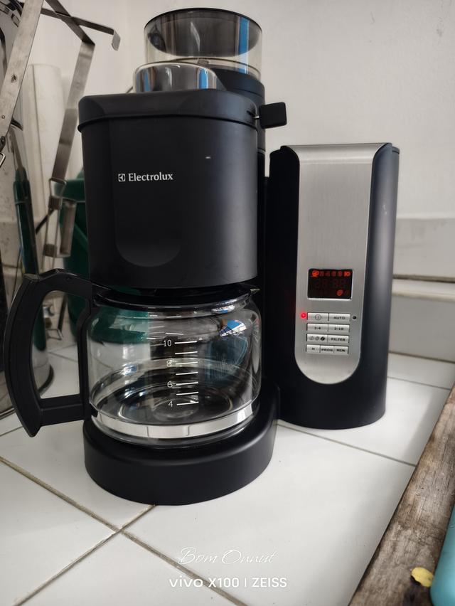 ขายเครื่องชงกาแฟ Electrolux ขายตาม สภาพเก่าเก็บไม่ค่อยได้ใช้เครื่องเปิดติดแต่ ไม่มีกาแฟ 900รอรับหน้าบ้านได้เลยครับ 6