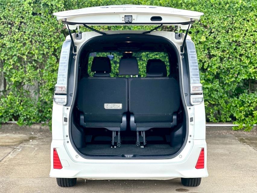 TOYOTA VOXY 2.0 ZS MPV  19
