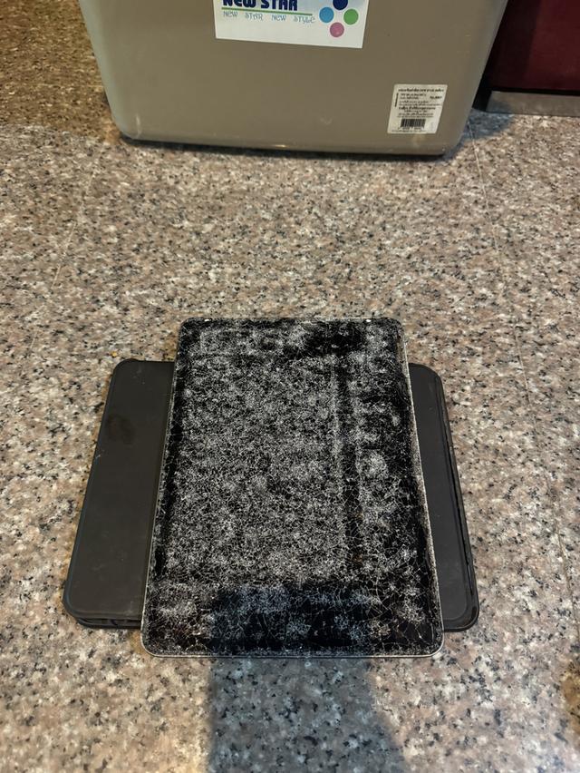 ขายๆๆๆถูกๆๆiPadAir5 M1 สีSpace Gray 256กิ๊ก Wifi Celluer ใส่ซิมได้ถูกๆๆ  สภาพ: 90%  ราคา: 4500 มารับเอง 3990 จากกระทู้เดิมมา4000ละคับ ( ขอคนที่พร้อมร