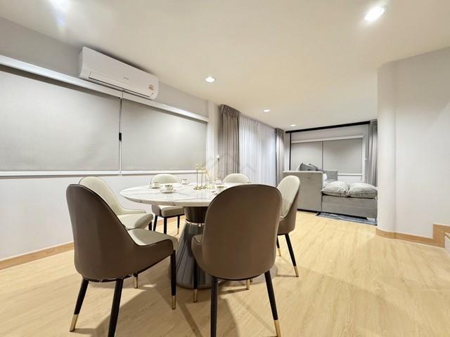 ให้เช่าบ้านเดี่ยวหรู 2 ชั้น ถนนสุทธิสารวินิจฉัย (ลาดพร้าว 48) พร้อมสระว่ายน้ำส่วนตัว 5 ห้องนอน รีโนเวทใหม่ ย่านรัชดา ลาดพร้าว โถงรับรองขนาดใหญ่ ใกล้ M 8