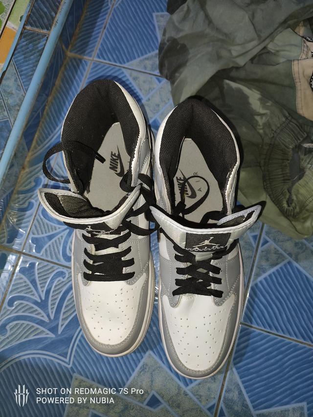 Nike Air Jordan 1 Mid "Light Smoke Grey รูปที่ 7