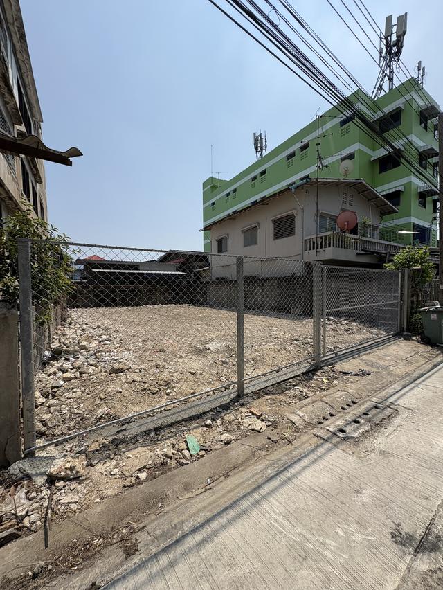 ขายที่ดิน จนาด 37 ตรว. กว้าง 9 เมตร ,ลึก 16 เมตร ตั้งอยู่ใน หมู่บ้านเปรมฤทัย 20 แยก 9 , ซอยศรีนครินทร์ 48 , ทำเลดี 1