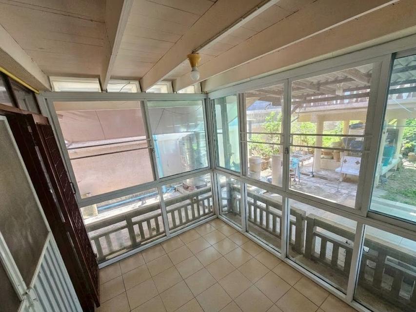 ขายบ้านพร้อมที่ดิน 1 งาน ริมคลอง ใกล้วัดอรุณ ในย่านเมืองเก่าฝั่งธนบุรี มีทางเข้าออก 2 ซอย 8