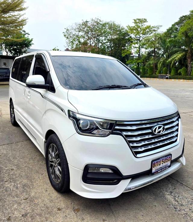 Hyundai H1 2.5 ดีเซล Impressive สีขาว ปี 2021 ไมล์ 90,000 กม.  2