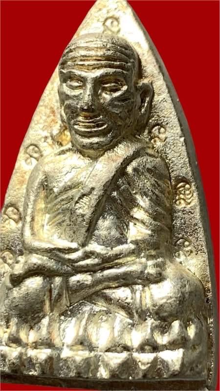 หลวงปู่ทวดหลังเตารีดหล่อโบราณ เนื้อนวะโลหะแก่เงิน ปี43