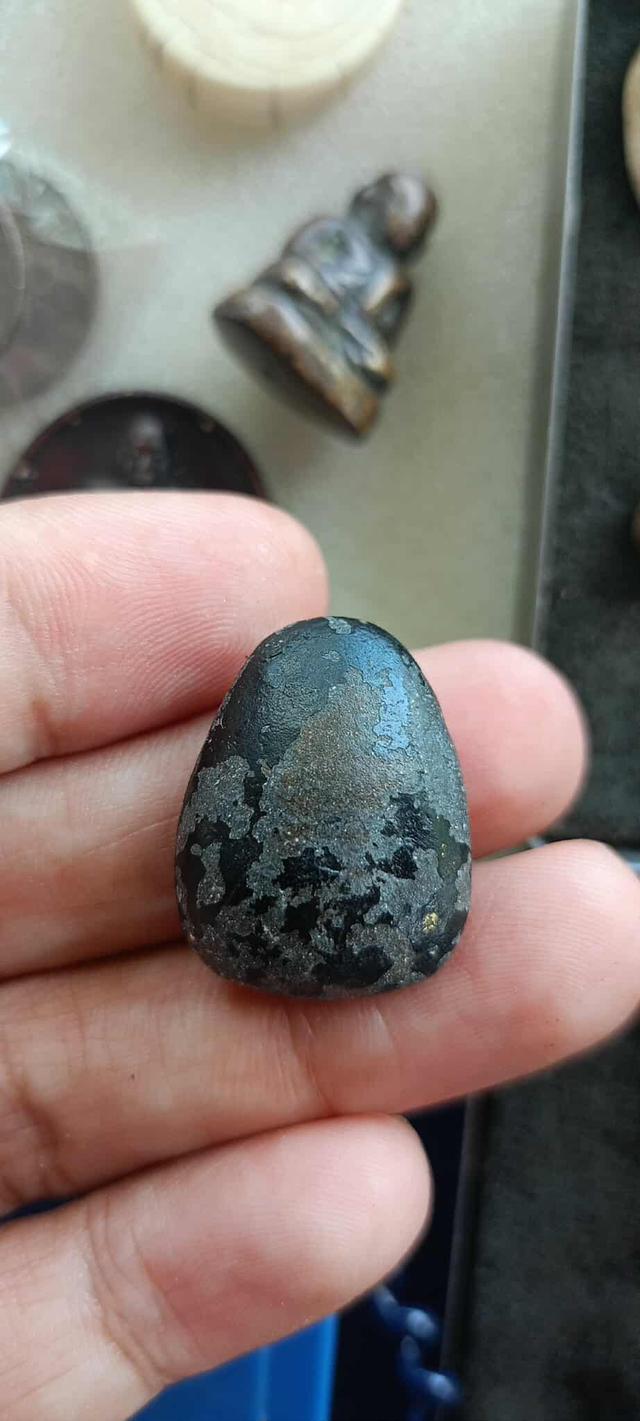 พระปิดตาเนื้อผงชุบรักเก่า 2