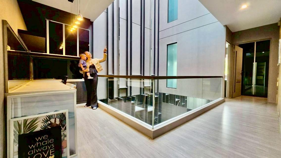 ขาย ทาวน์โฮมหรู เลียบด่วนรามอินทรา Landmark Ekkkamai Ramintra 3 นอน 2 จอด มี skyhall penthouse โปร่งโล่งทะลุ 3 ชั้น เหมาะ ทำ home office 17