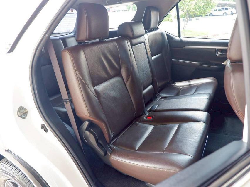 Toyota Fortuner 2.8 V เกียร์ออโต้ สีขาวมุก ปี 2015 11