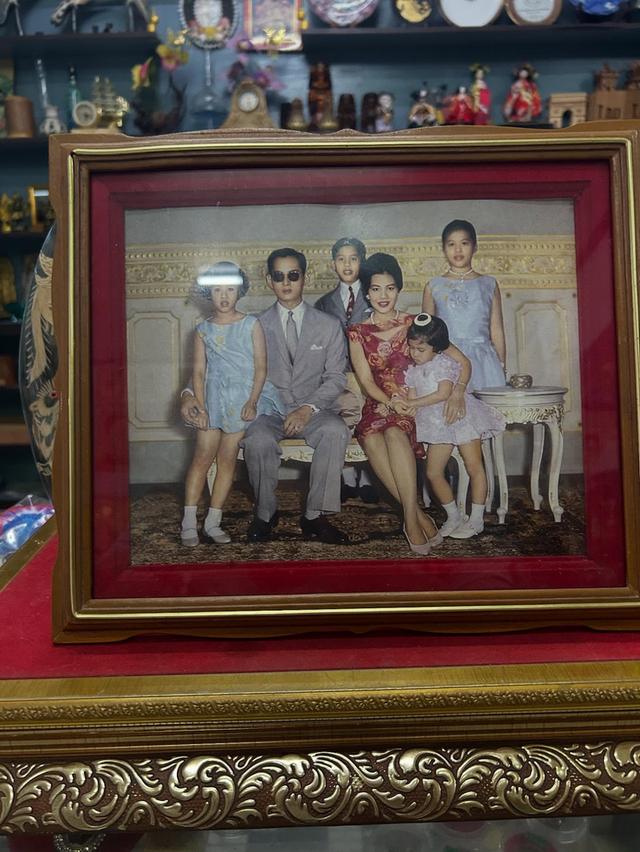 ภาพรัชกาลที่ 9 พร้อมกรอบไม้สักเก่า