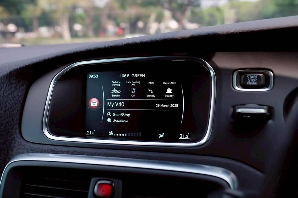Volvo V40 T4 Hatchback Facelift 2017 รถหรูสภาพใหม่ ราคาถูก คุ้มเกินราคามากๆครับ 13
