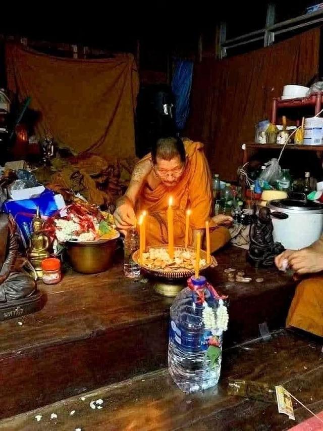 ล็อกเก็ตหลวงปู่ศิลา ครึ่งองค์ฉากสีทอง 3