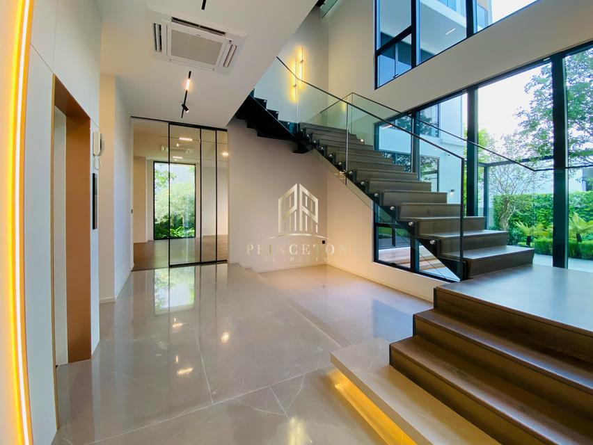 VIVE New Krungthep Kreetha Luxury 3-Storey Modern Home 3
