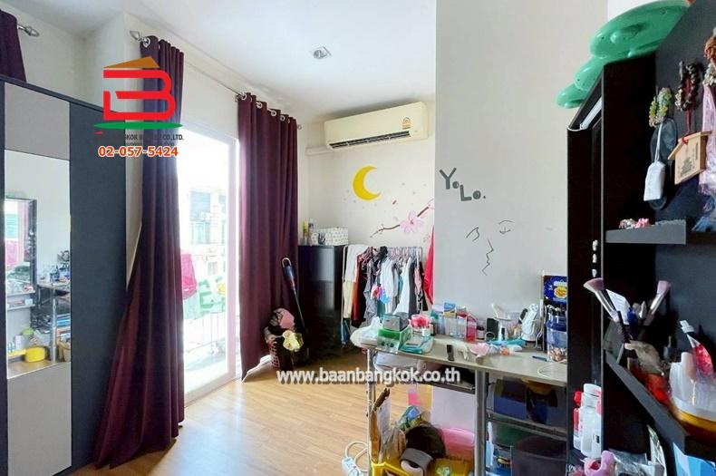 ทาวน์เฮาส์ หมู่บ้าน โกลเด้นทาวน์ วัชรพล-สุขาภิบาล 5 เนื้อที่ 21.5 ตรว. (ใกล้บิ๊กซี สุขาภิบาล5) ถนนสายไหม แขวงออเงิน เขตสายไหม 4