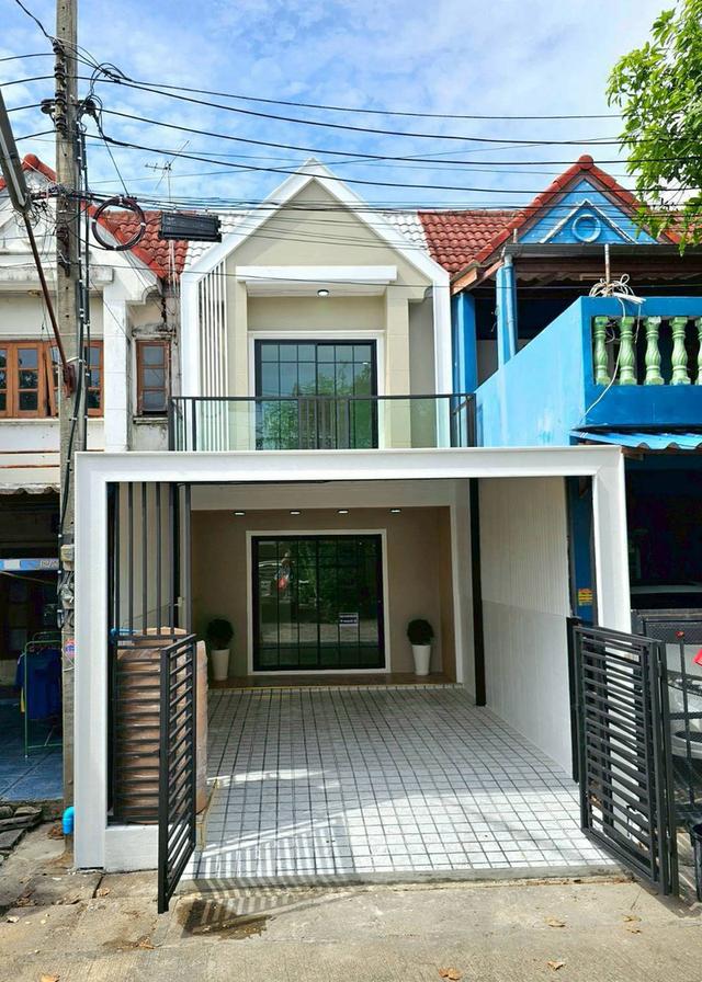 หมู่บ้านเต็มรัก ซอยวัดลาดปลาดุกทาวน์เฮาส์ 2 ชั้น ตกแต่งใหม่พร้อมอยู่ มีระเบียงหน้าบ้าน พร้อมของตกแต่ง 2