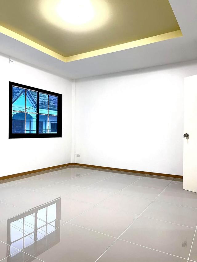 หมู่บ้านบัวทองธานี ฝั่งตรงข้ามสมบัติบุรีทาวน์เฮ้าส์  2 ชั้น  บ้านไล่ระดับ เพดานสูงโปร่ง ตกแต่งใหม่พร้อมอยู่ 19