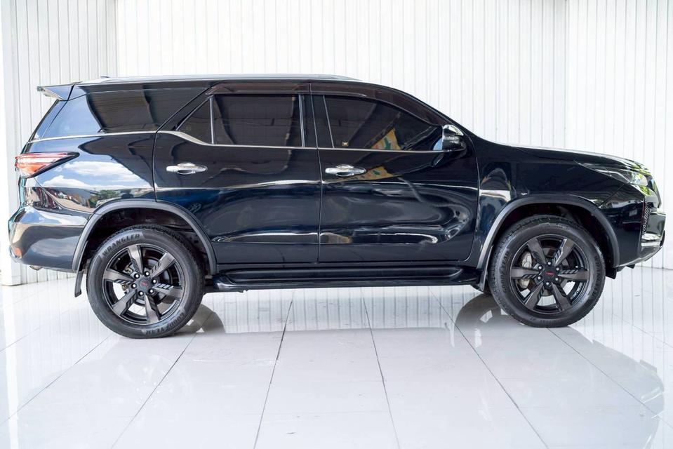 TOYOTA FORTUNER 2.4V Leader 2WD ปี 2020 (จด 2021)