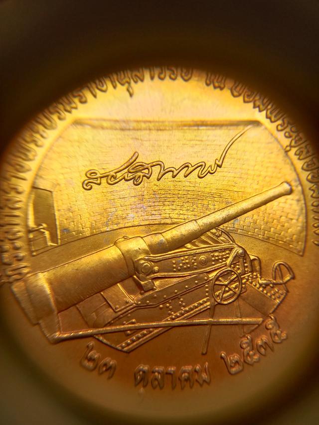 เหรียญ ร.5 ออกที่ป้อมพระจุลฯ พ.ศ.2535(รุ่นแรก)เป็นพิมพ์บล็อคเริ่มแตกที่หมวกมีจำนวนน้อยหายากผิวสวยเดิมๆ รูปที่ 4