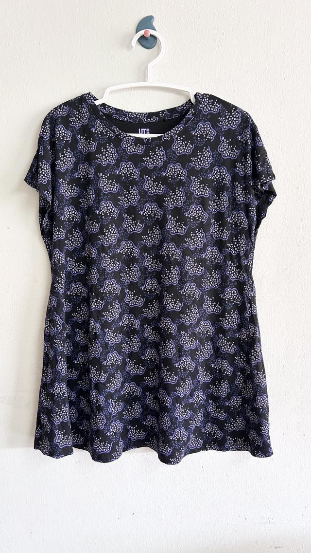 ยุนิM เสื้อยืดหญิงแขนล้ำสีดำลายดอกไม้