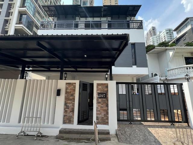 ให้เช่าบ้านเดี่ยว 2 ชั้น 66 ตร.ว. 5 ห้องนอน ซอยสุขุมวิท 26 เขตคลองเตย ใกล้ BTS พร้อมพงษ์ 1