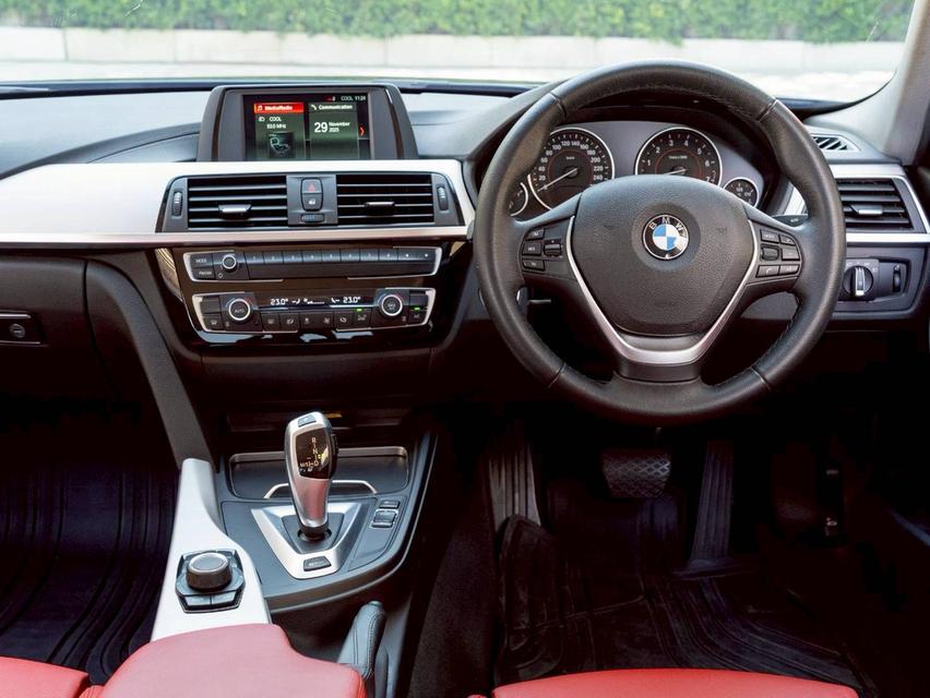 BMW 330e Sport ปีจด 2018 เจ้าของเดียว รถสวยไม่มีอุบัติเหตุ ยางปี 2025 16